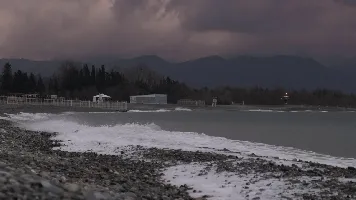 Пляжи Абхазии из-за непогоды предложили закрыть